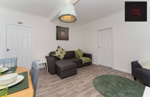 Hamilton Casa | Two Bedroom House by Klass Living Serviced Accommodation Hamilton - Kenmar House With Parking & WiFi