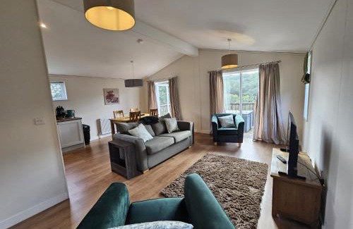 Liskeard Cabina | Two Bedroom Lodge In The Country - Owl, Peacock & Meadow