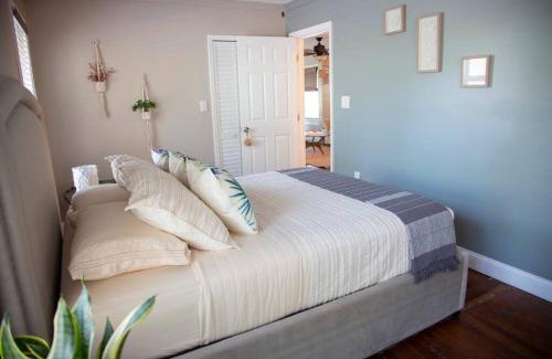 Lake Worth Casa | Two bedroom ranch with private deck close to beach