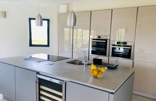 Falmouth Harbour Apartamento | Two bedroom two bathroom stylish newly constructed ocean view with private pool.