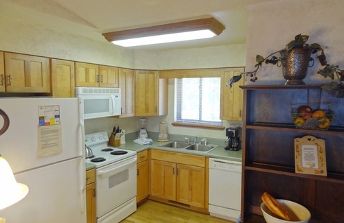 Mount Ida Cabaña | Two bedroom, two bath, log-sided, luxury Harbor North cottage overlooking Lake Ouachita. by RedAwning