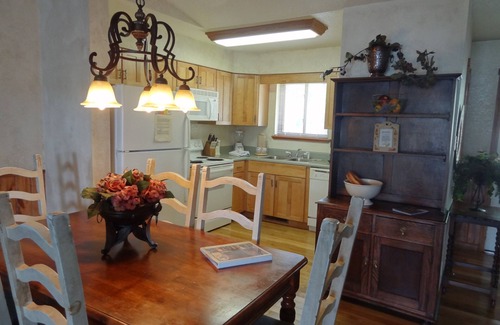 Mount Ida Cabaña | Two bedroom, two bath, log-sided, luxury Harbor North cottage overlooking Lake Ouachita. by RedAwning