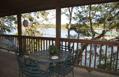 Mount Ida Cabaña | Two bedroom, two bath, log-sided, luxury Harbor North cottage overlooking Lake Ouachita. by RedAwning