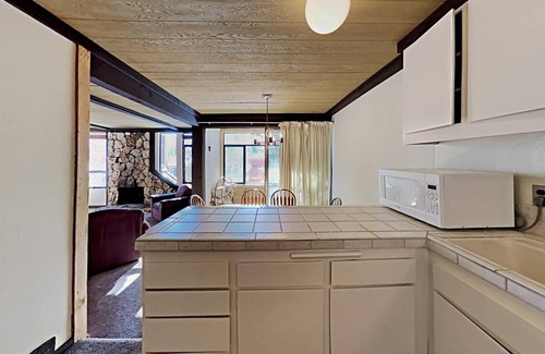 Mammoth Lakes Condominio | Two Bedroom Units at 1849 Condos with 3 Hot Tubs & Slopeside