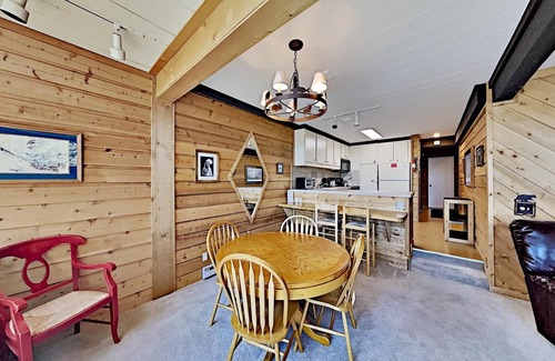 Mammoth Lakes Condominio | Two Bedroom Units at 1849 Condos with 3 Hot Tubs & Slopeside