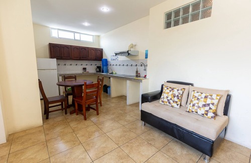 Puerto Ayora Apartamento | APARTAMENTO DE DOS DORMITORIOS CON BAÑO PRIVADO Y VISTA AL BOSQUE EN PRIMER PISO