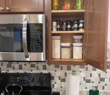 Schenectady Apartamento | Two bedrooms with parking & washer/dryer