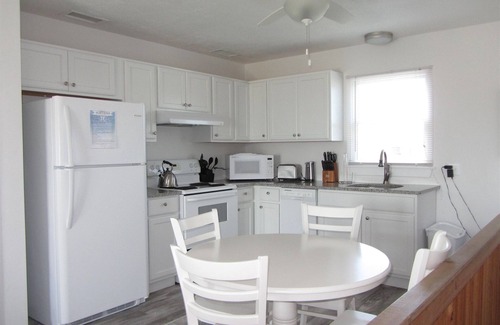 Ocean Isle Estates Cabaña | Twe By The Sea A en el paseo marítimo de Avon es una escapada perfecta para una familia pequeña o una pareja que busca un refugio tranquilo.