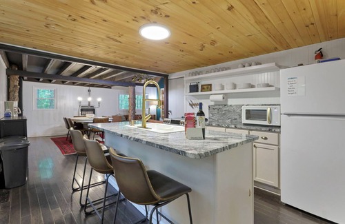 Rockbridge Cabina | TWO CABINS in Hocking Hills! Lake, Hot tub, Horseshoes, Tetherball and More!