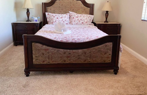 Eastvale Casa | Two Comfortable Rooms In A House (Two Beds + Free WiFi + Office Desk)