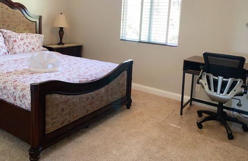 Eastvale Casa | Two Comfortable Rooms In A House (Two Beds + Free WiFi + Office Desk)