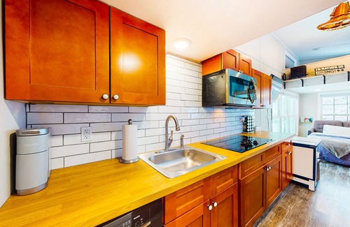 Ludlow Apartamento | Two cozy tiny homes with a private hot tub, large deck, grill, AC - dog friendly