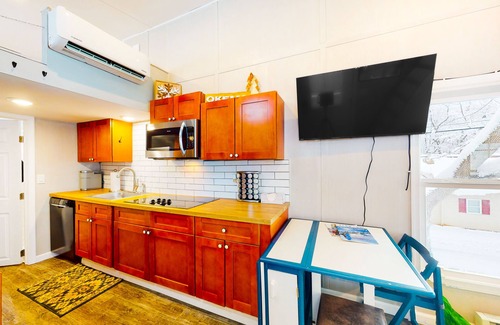 Ludlow Apartamento | Two cozy tiny homes with a private hot tub, large deck, grill, AC - dog friendly