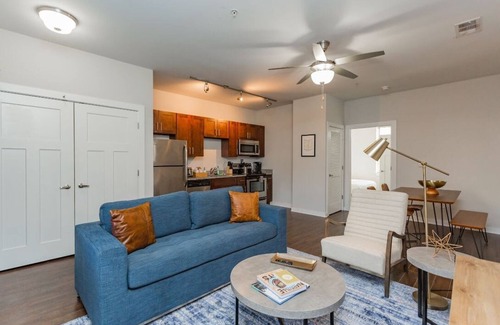 Music Row Apartamento | TWO Cozysuites Alluring Music Row Condos w Parking