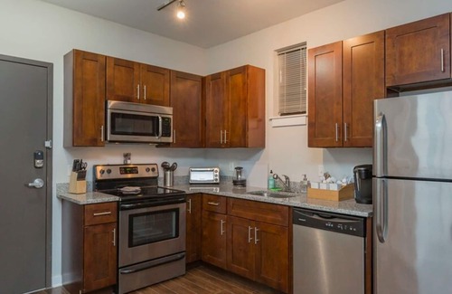 Music Row Apartamento | TWO Cozysuites Alluring Music Row Condos w Parking
