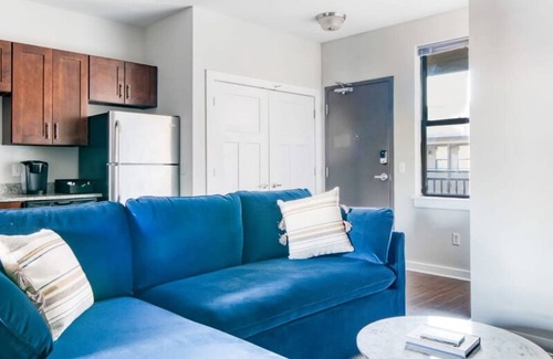 Music Row Apartamento | TWO Cozysuites Charming Music Row Condos w Parking