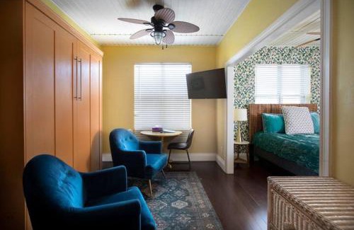 Downtown Casa | Two Duval Street Suites w parking and pool