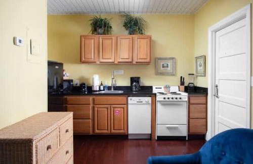 Downtown Casa | Two Duval Street Suites w parking and pool