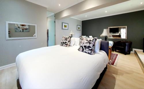 George Casa | Two Fat Owls Guesthouse