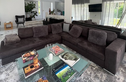 Kavouri Villa | Villa de dos plantas con jardín en Voula