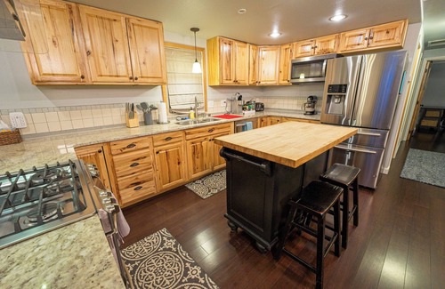 University Area Casa | Two FULL bath, two bedroom, full kitchen, free laundry, centrally located!