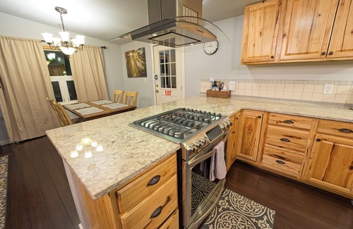 University Area Casa | Two FULL bath, two bedroom, full kitchen, free laundry, centrally located!