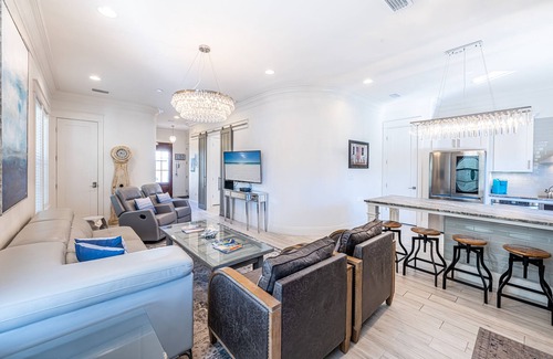 Villa Lago Casa | Two Golf Carts ~ Pet Friendly ~ Outdoor Patio