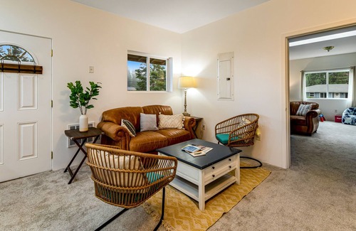 Oak Harbor Casa | Two-home property with two full kitchens, fast WiFi, fireplace, & washer/dryer