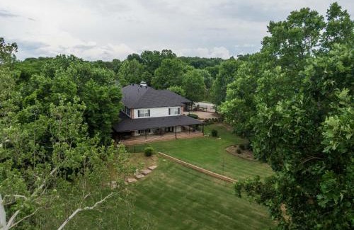 Fayetteville Casa | Two houses 7 bedrooms 3 King beds 7400 sq ft