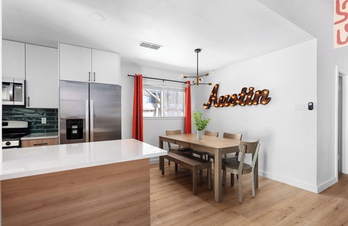McNeil Apartamento | Two Houses in One Close to the domain