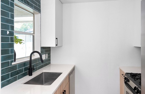 McNeil Apartamento | Two Houses in One Close to the domain