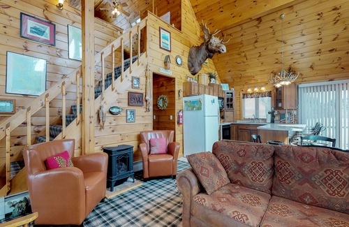 Greenville Casa | 2 cabañas frente al lago que admiten perros en 4 acres con porches, muelle y vistas al lago