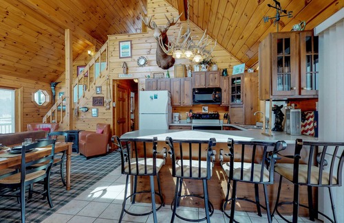 Greenville Casa | 2 cabañas frente al lago que admiten perros en 4 acres con porches, muelle y vistas al lago