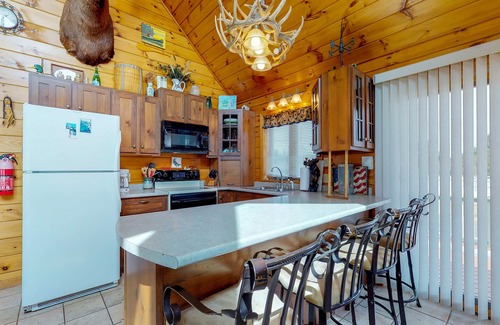 Greenville Casa | 2 cabañas frente al lago que admiten perros en 4 acres con porches, muelle y vistas al lago