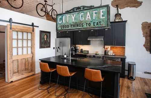 Downtown Apartamento | Two Lanes Guesthouse - Loft Vacation Rental por Mike Wolfe en el centro de Columbia