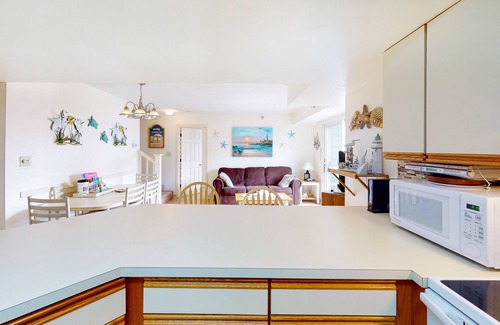 Ocean City Condominio | Two-Level Condo with Balcony, Central AC, Washer/Dryer & WiFi - Near the Beach
