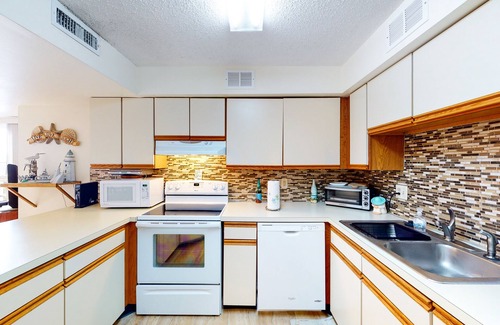 Ocean City Condominio | Two-Level Condo with Balcony, Central AC, Washer/Dryer & WiFi - Near the Beach