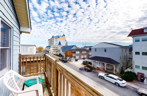 Ocean City Condominio | Two-Level Condo with Balcony, Central AC, Washer/Dryer & WiFi - Near the Beach