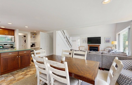 Intervale Casa | Two-level home near Story Land with deck, firepit & W/D