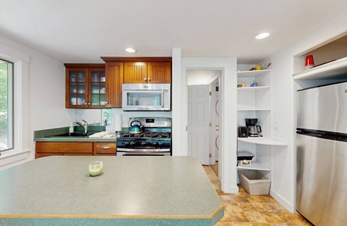 Intervale Casa | Two-level home near Story Land with deck, firepit & W/D