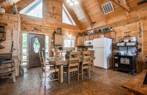 Branson Cedars Cabina | Acogedora cabaña con dos master suites, perfecta para dos parejas