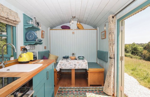 Hittisleigh Cabaña | TWO MOORS SHEPHERDS HUT, pet friendly, with hot tub in Hittisleigh