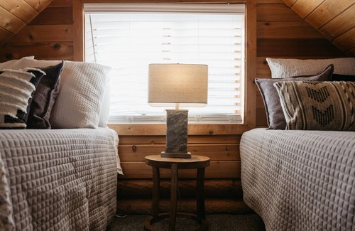 Sandpoint Cabina | Two Paws Cabin- Chapman Springs
