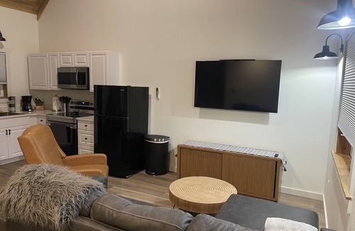 Mead Cabina | TWO PEAKS-North:NEW modern cabin-vaulted wood ceiling-Lake Texoma- AWESOME RATES