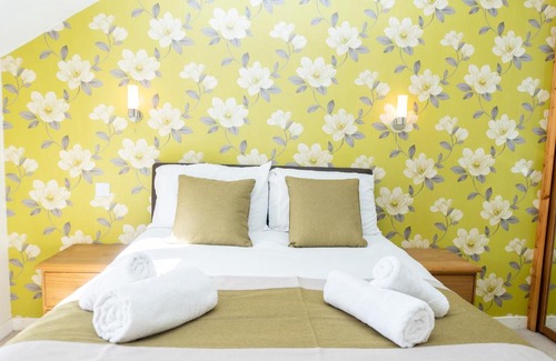 Brockworth Casa | Two Pound Cottage by Cliftonvalley Apartments