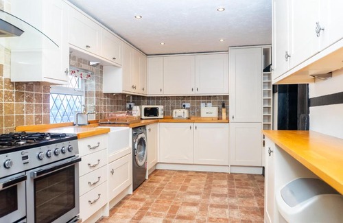 Brockworth Casa | Two Pound Cottage by Cliftonvalley Apartments