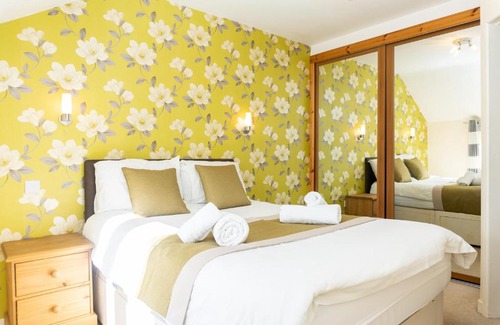 Brockworth Casa | Two Pound Cottage by Cliftonvalley Apartments