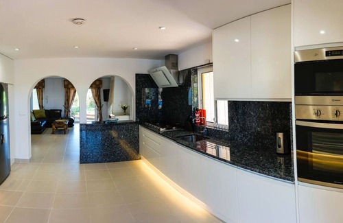 Monte Raposo Villa | Villa de 6 hab., piscinas privadas, la 1era de 8x8m y la 2da de 4x4m climatizada con cascada