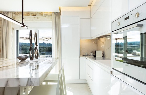 Margarites Villa | Nueva villa boutique de lujo con piscinas infinitas y bañera de hidromasaje, cerca del pueblo histórico