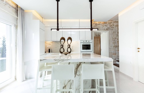 Margarites Villa | Nueva villa boutique de lujo con piscinas infinitas y bañera de hidromasaje, cerca del pueblo histórico